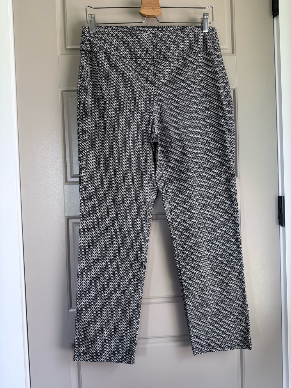 Attyre black white mod print pull on stretch slim pants